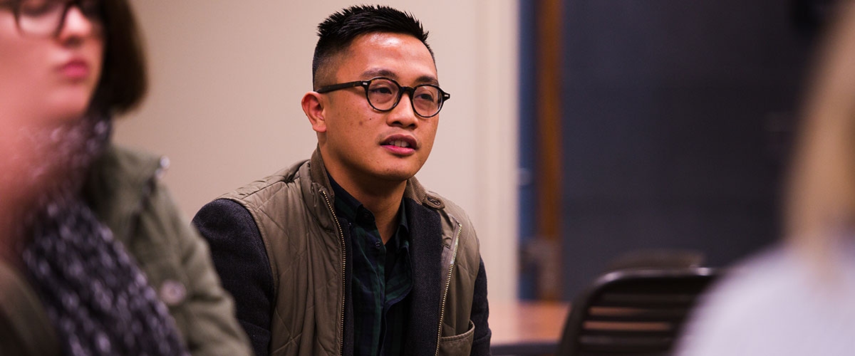 Rutgers Business School student participates in class.